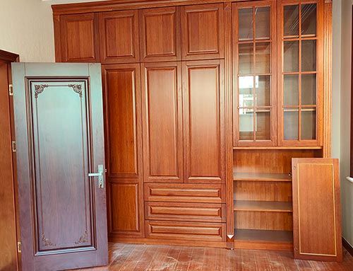 高阳中式家庭装修里定制的实木衣柜效果图